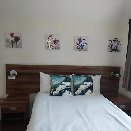 Langley Guest House Nr Pinewood Studios Slough Room photo
